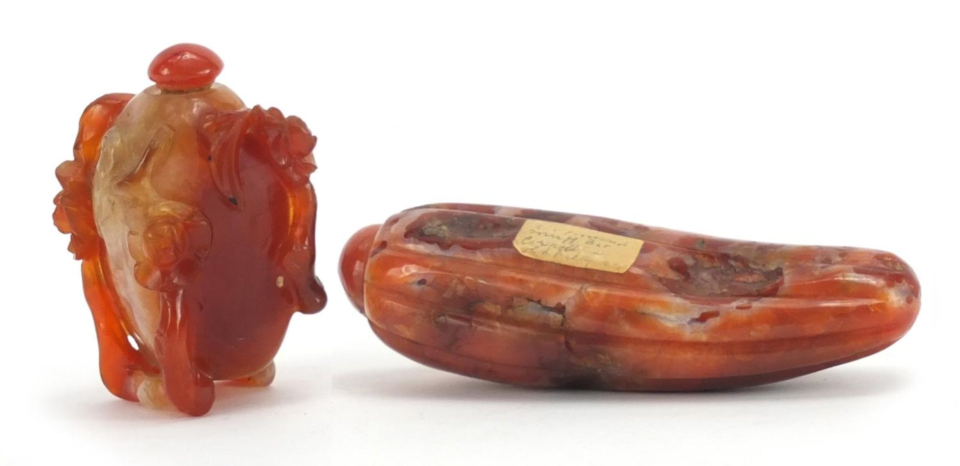 Chinese carnelian snuff bottle carved with flowers and a carving of a fruit with inscribed paper - Bild 2 aus 4