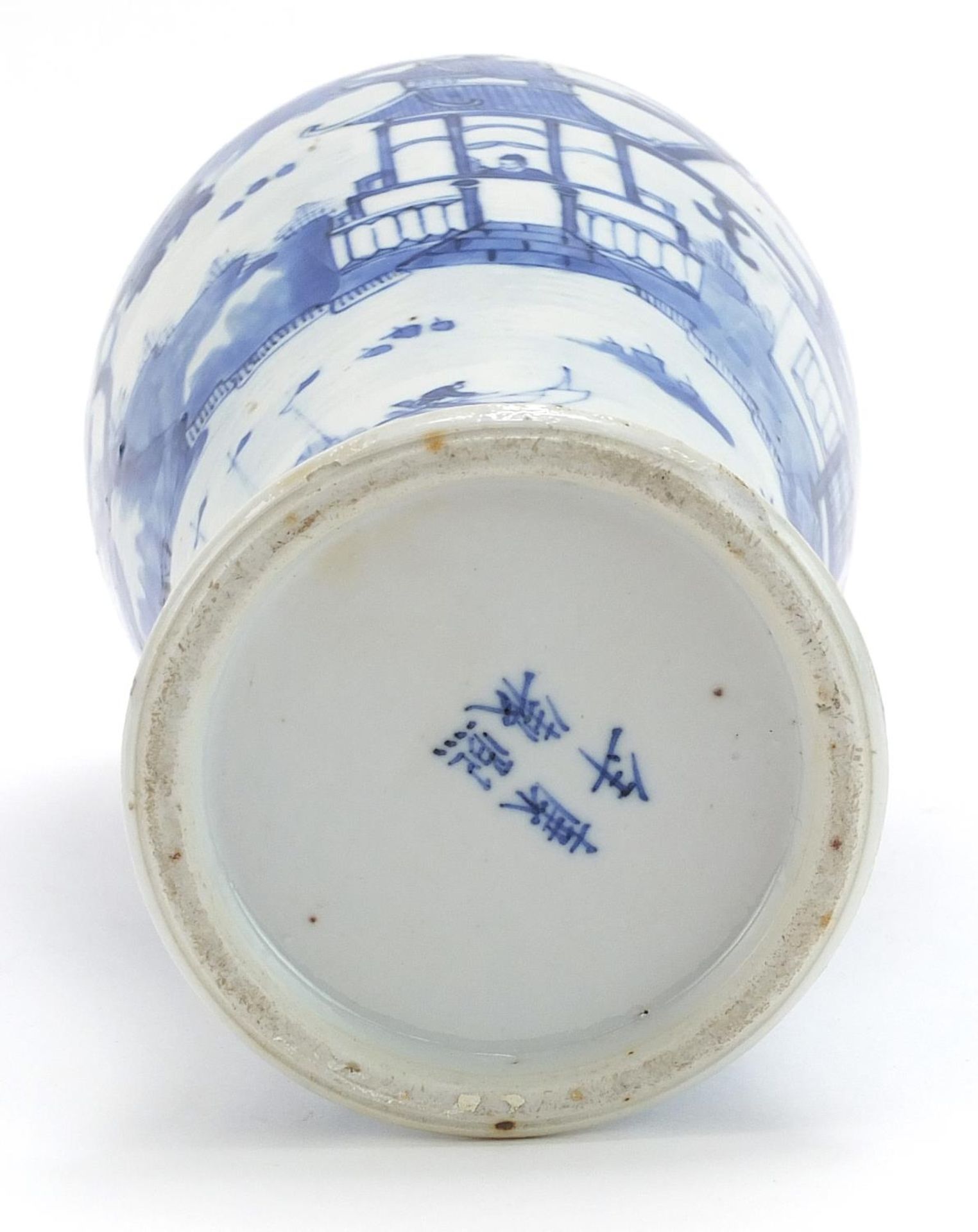 Chinese blue and white porcelain baluster vase and cover hand painted with figures in a palace - Bild 3 aus 3