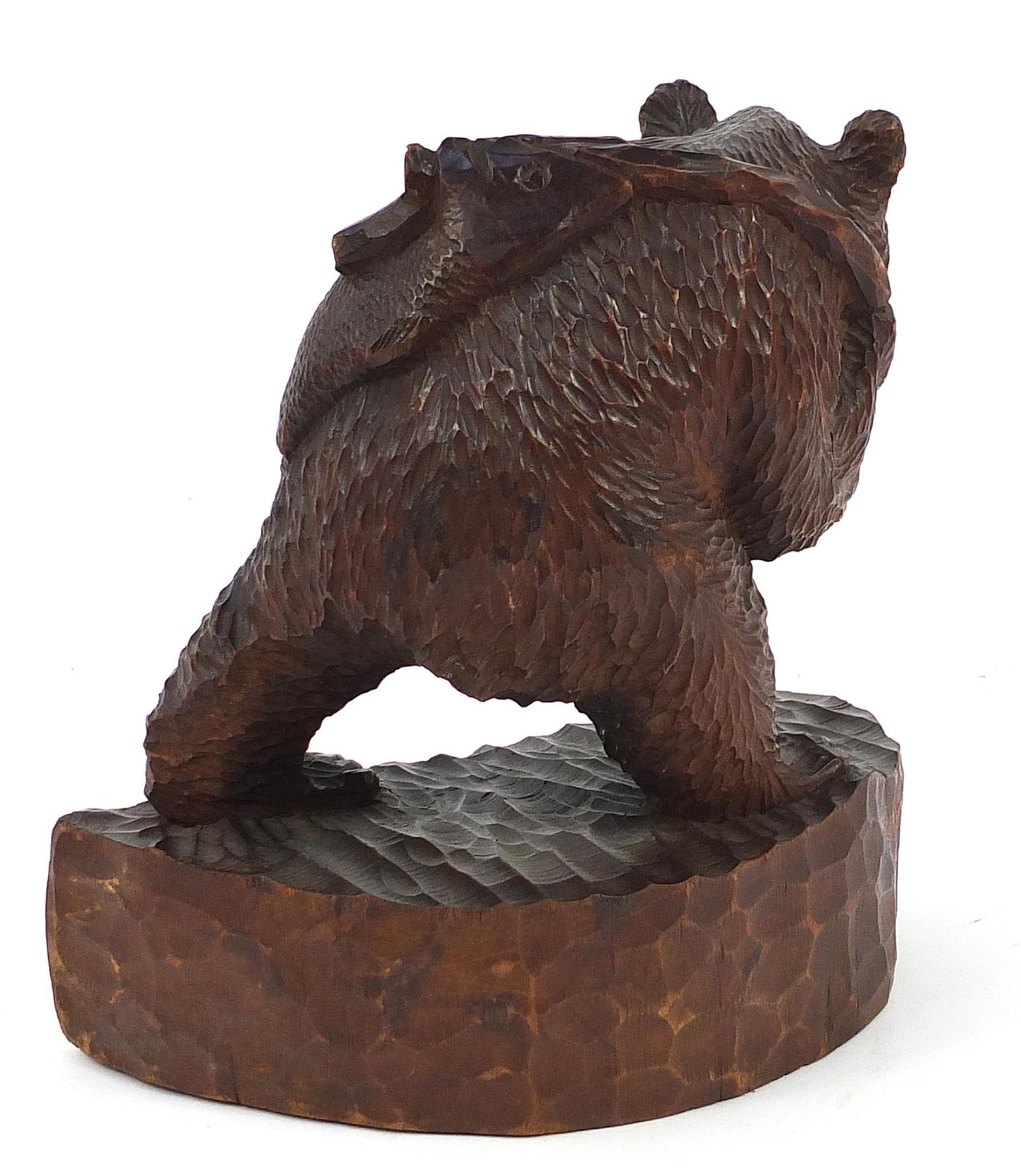 Large Black Forest carving of a bear with fish, 31cm wide - Image 2 of 3