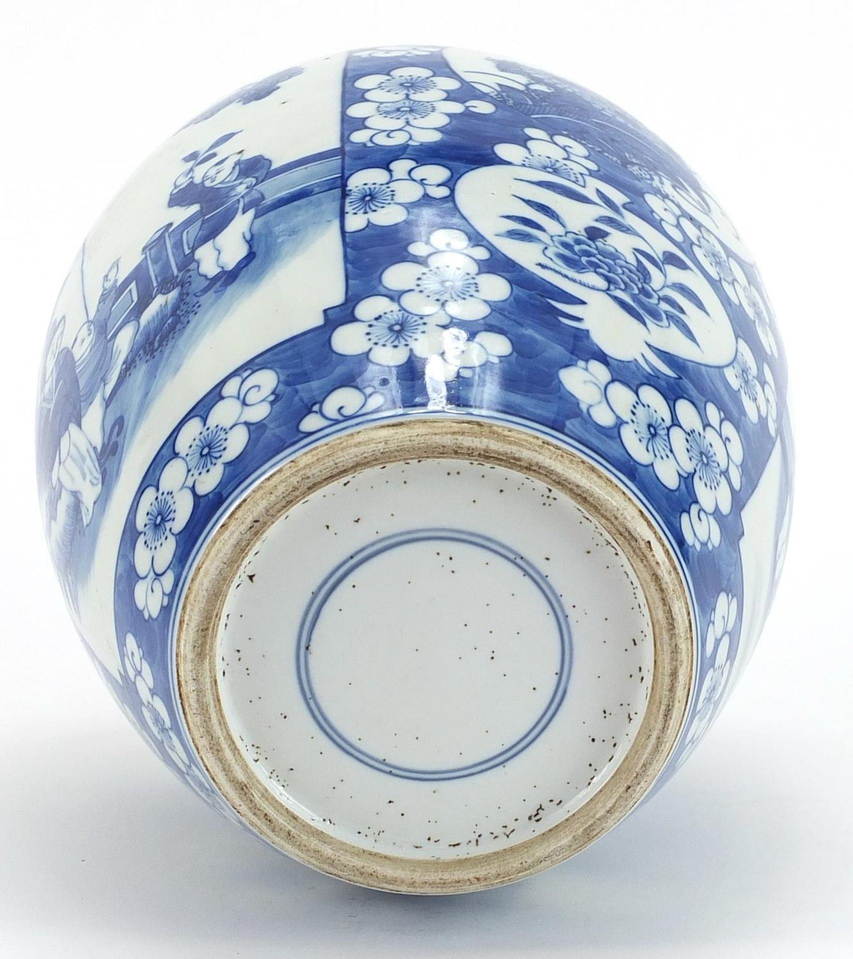 Large Chinese blue and white porcelain ginger jar hand painted with panels of figures and flowers - Bild 3 aus 3