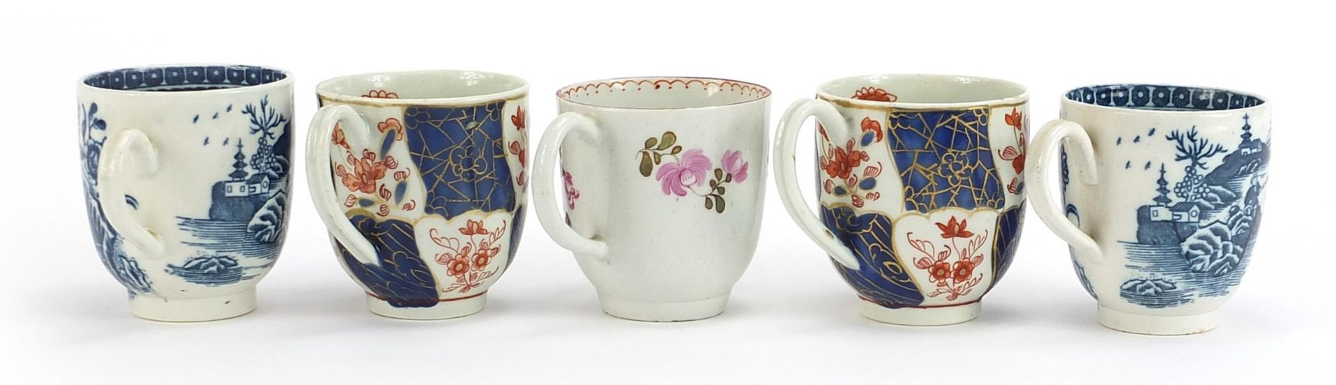 Five 18th century English porcelain coffee cups including Worcester Fisherman pattern, each - Bild 2 aus 3