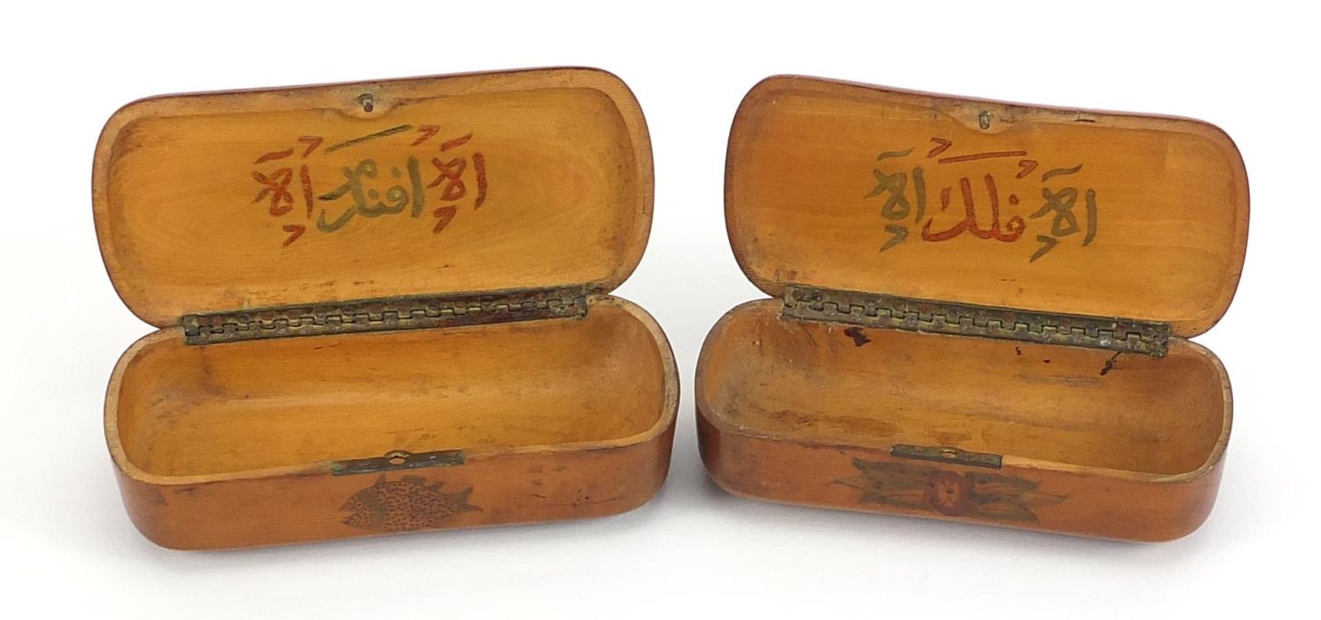 Pair of Islamic treen snuff boxes with calligraphy and flowers, each 11cm wide - Bild 3 aus 5