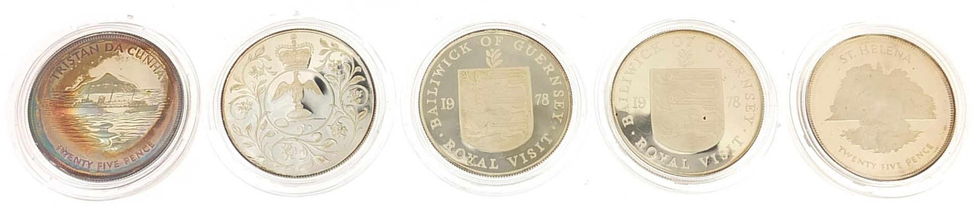 Five commemorative 1977 silver proof coins with cases including Bailiwick of Guernsey Royal Visit - Bild 2 aus 4