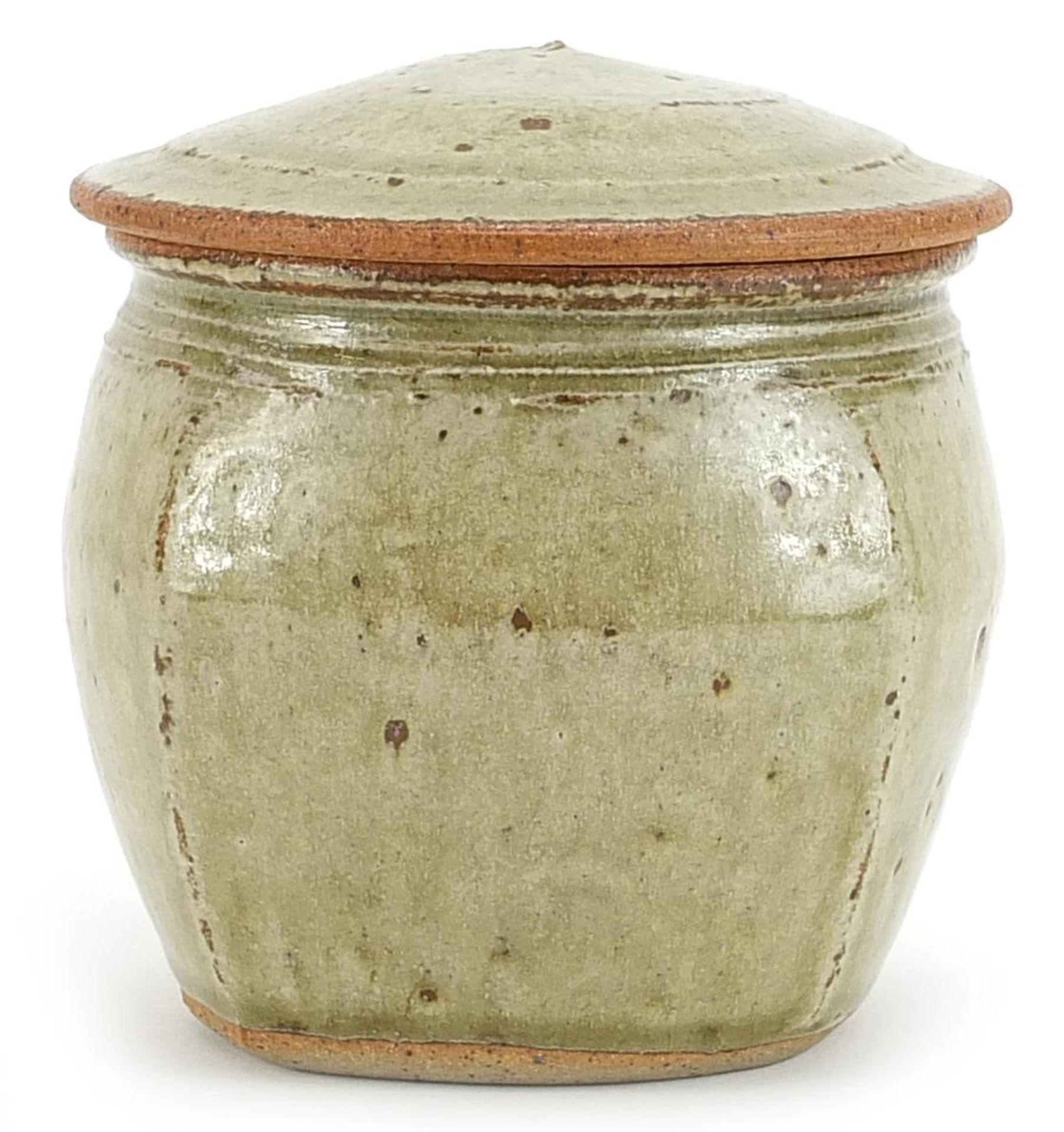 Attributed to Richard Batterham, studio pottery jar and cover having a celadon glaze, 13cm high - Bild 2 aus 3