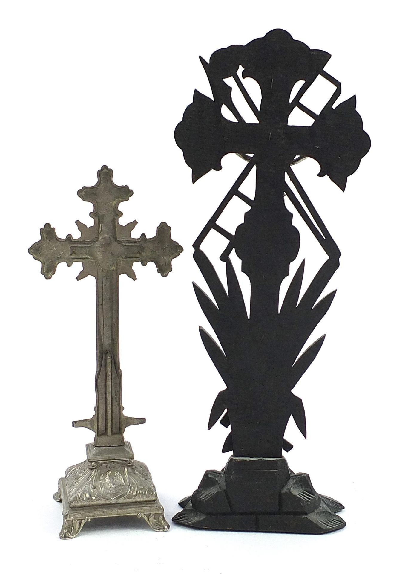 Two religious interest altar crucifixes including a ebonised carved wood example, the largest 54cm - Bild 4 aus 5