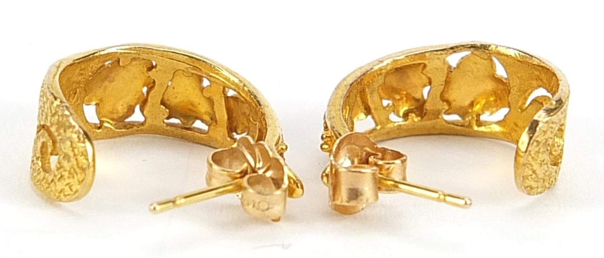 Black Hills, pair of 10k gold three tone grapevine hoop earrings, 1.5cm in diameter, 3.5g - Image 2 of 3