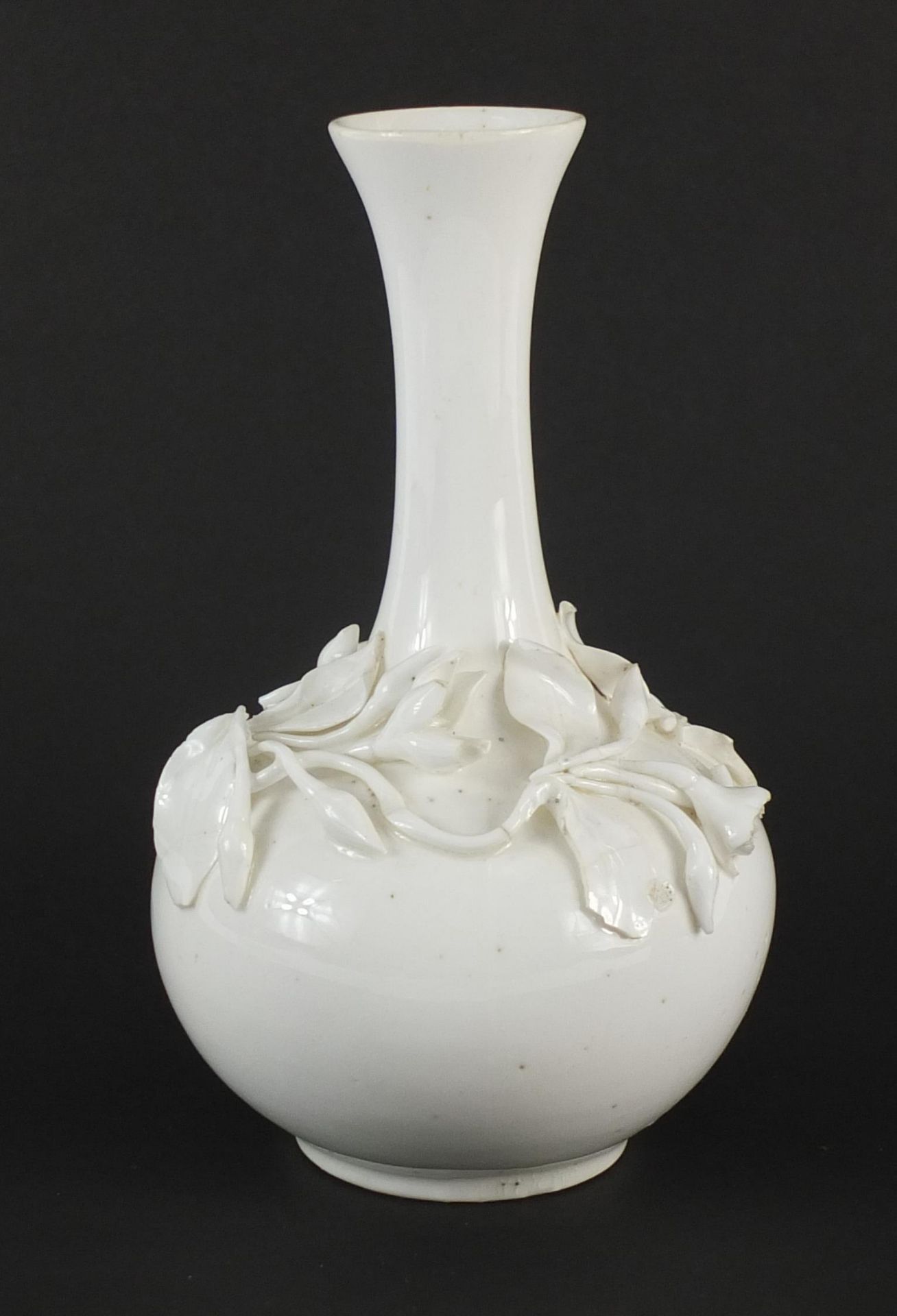 19th century Derby porcelain blanc de chine vase decorated in relief with flowers, 16cm high - Bild 2 aus 3