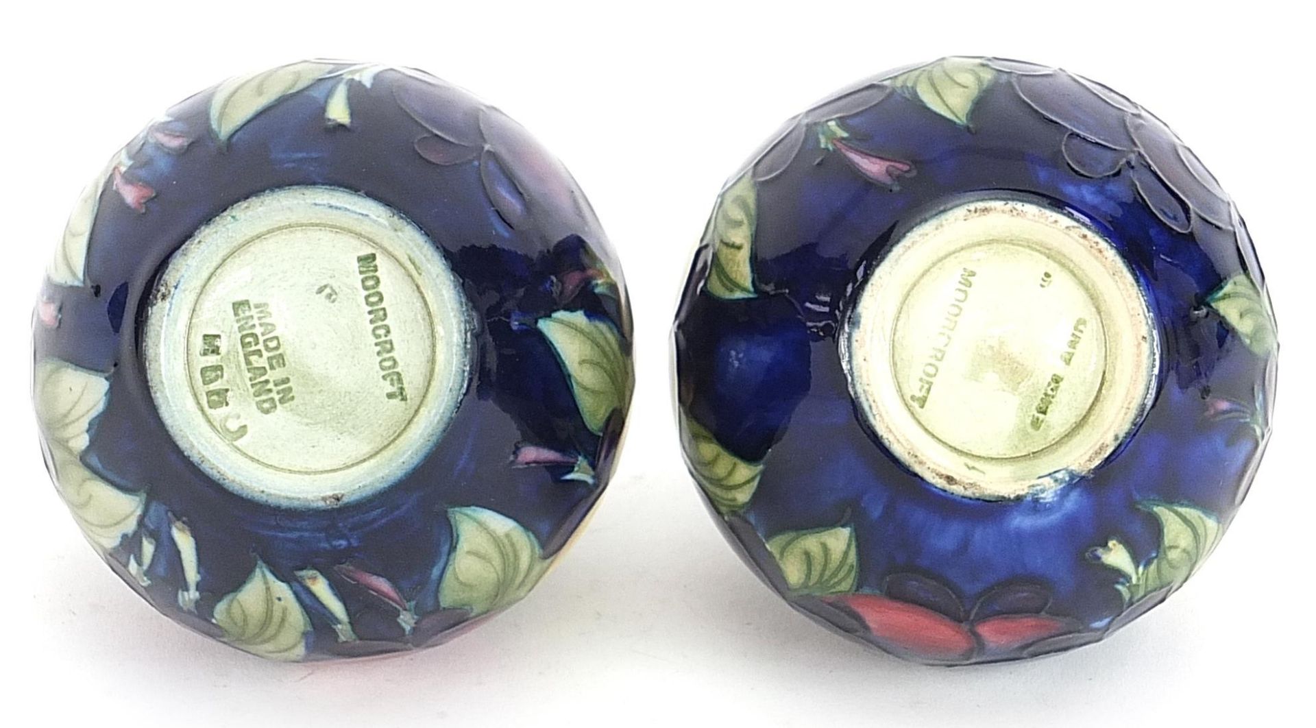 Pair of Moorcroft Pottery vases hand painted with fruits, each 7cm high - Bild 3 aus 4