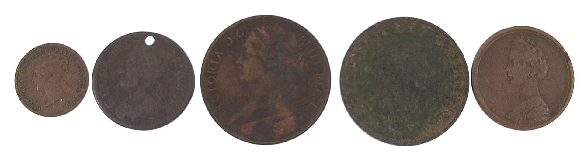 George III and later British coinage including 1843 half farthing and 1773 Queen Charlotte token - Bild 2 aus 4