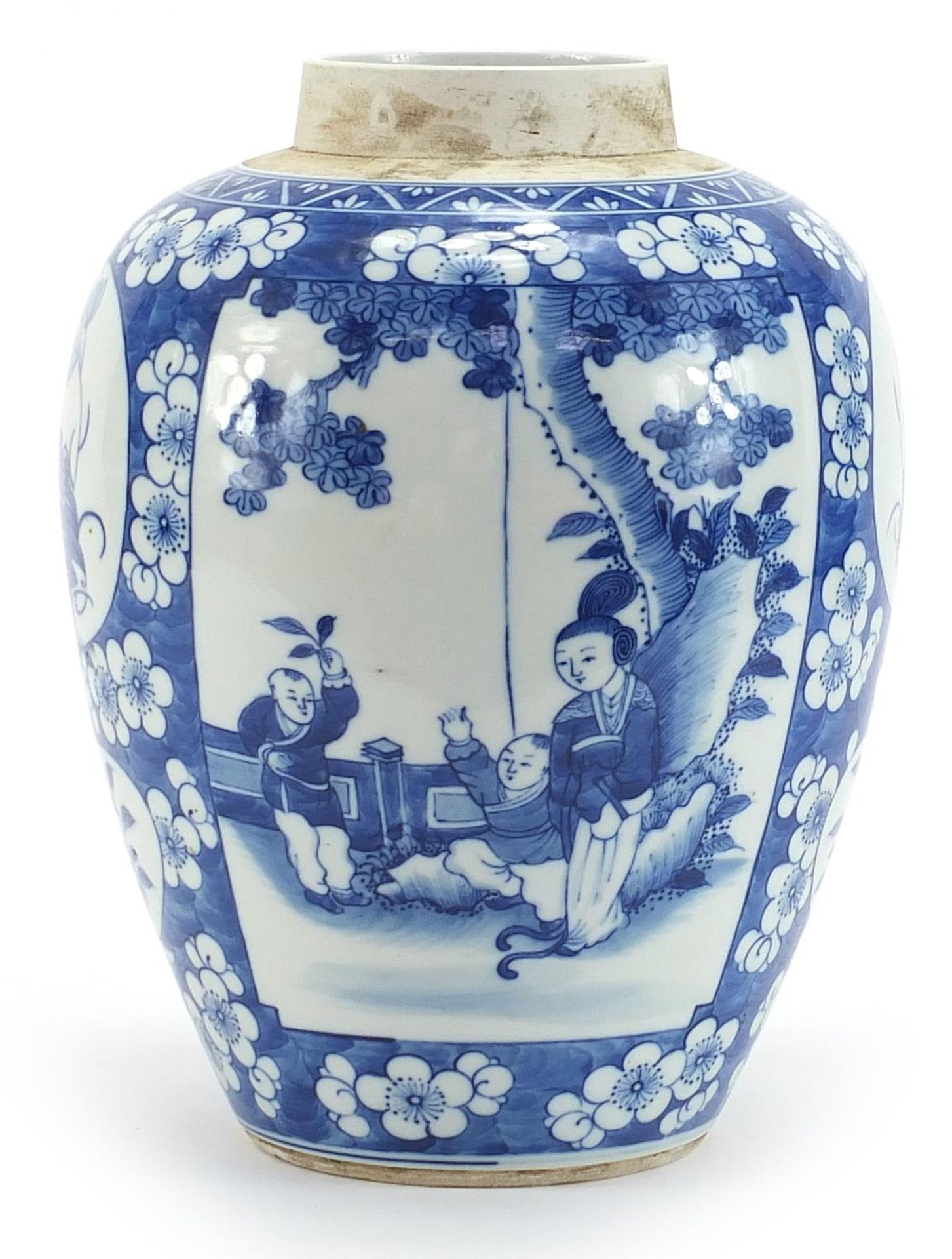 Large Chinese blue and white porcelain ginger jar hand painted with panels of figures and flowers - Bild 2 aus 3