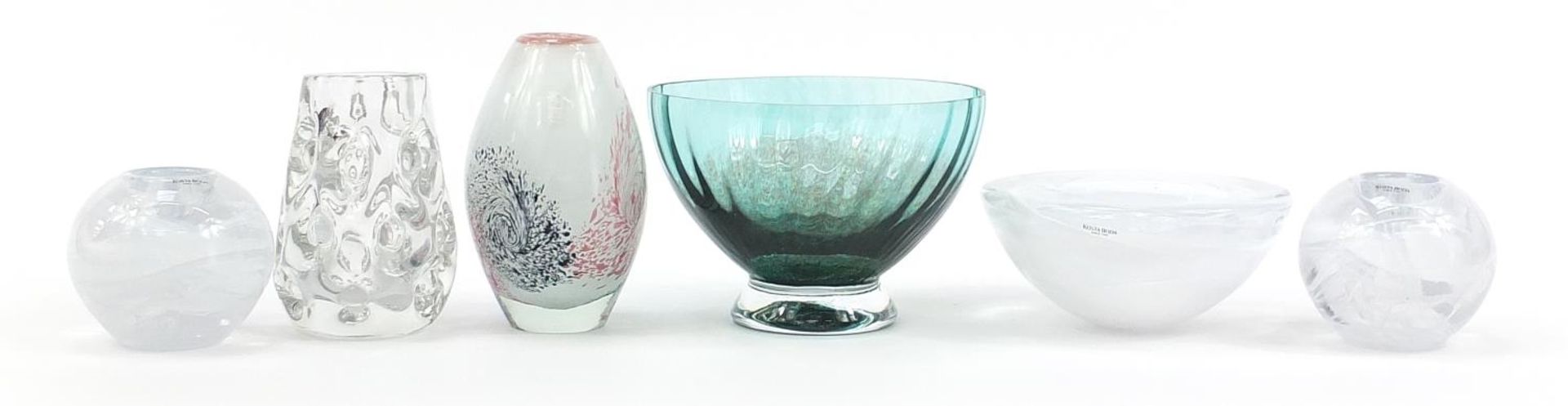 Art glassware including a pair of Kosta Boda candleholders, Mdina vase and large Caithness bowl, the - Image 4 of 7