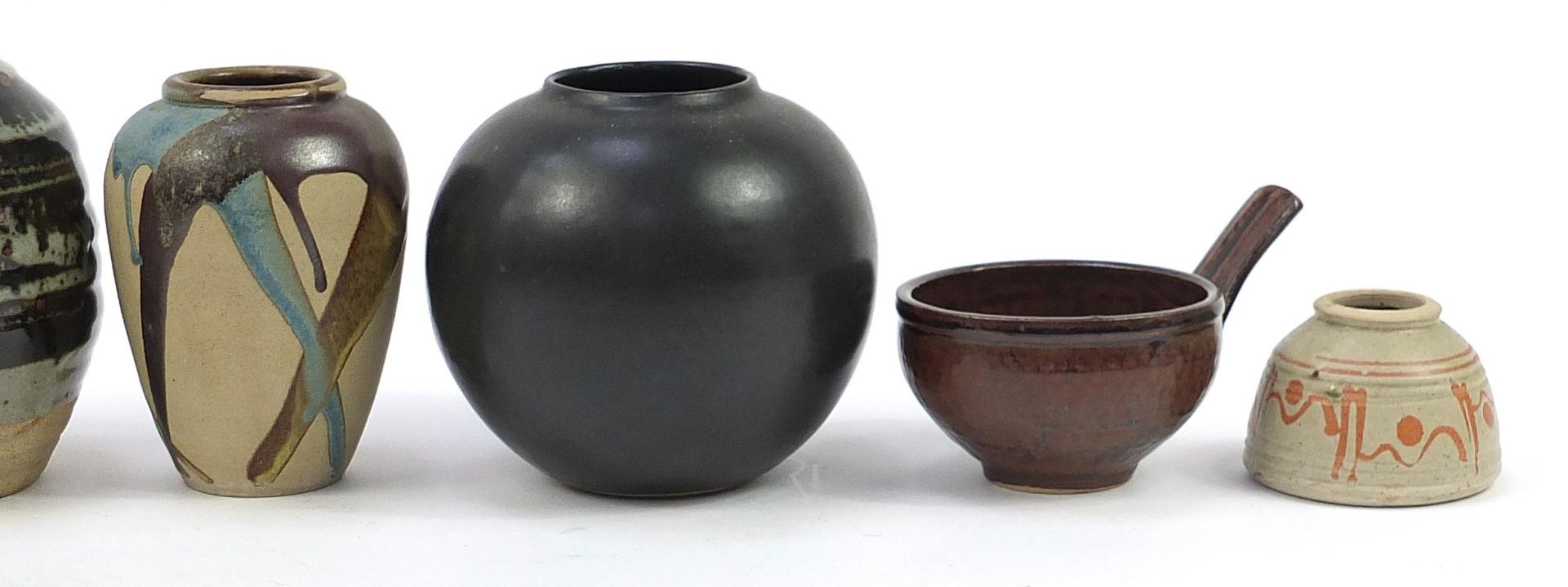 Studio pottery including a Michael Leach handled bowl and vase, possibly by Phil Rogers, the largest - Bild 3 aus 7