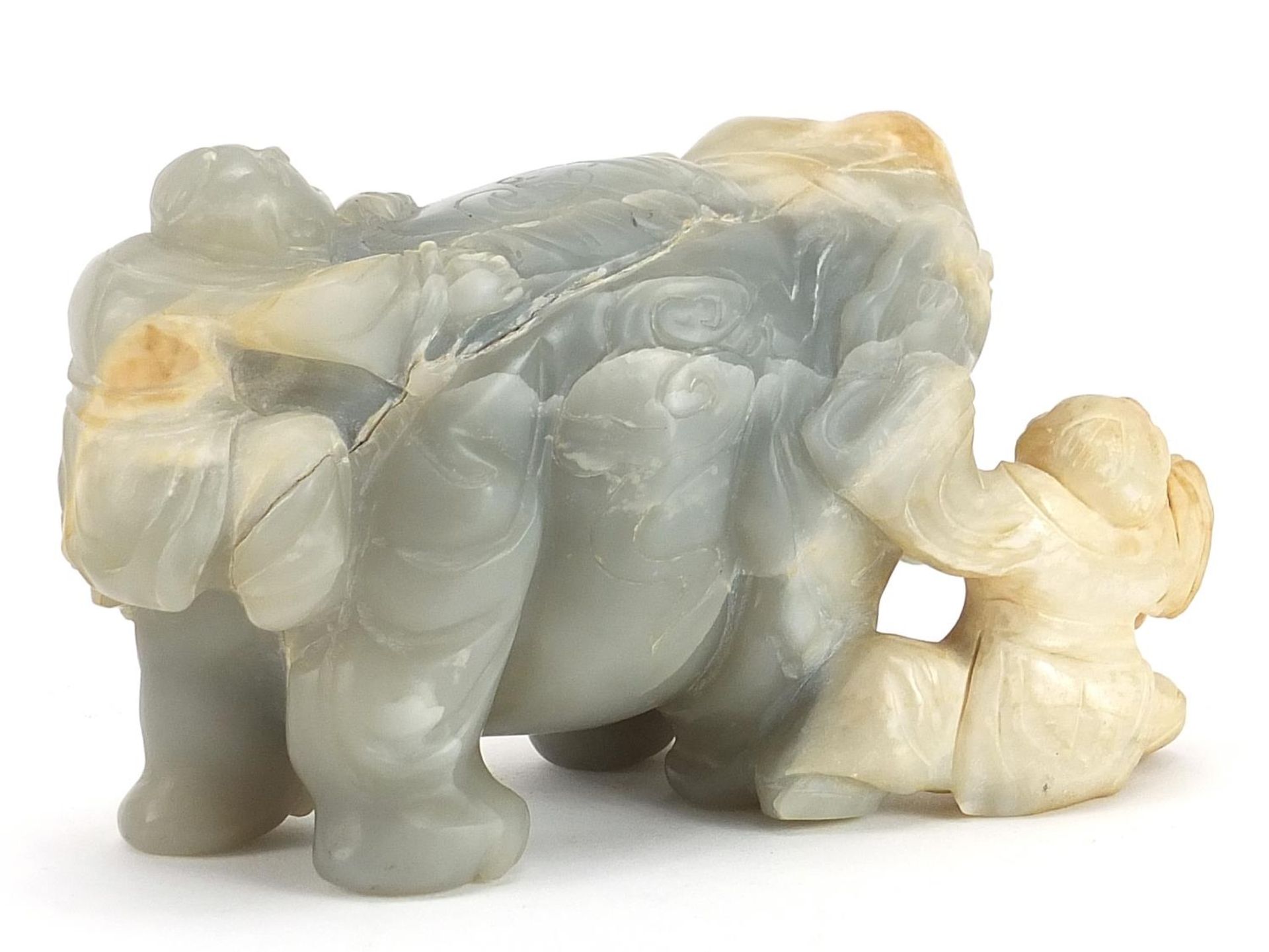 Chinese pale green and russet hardstone carving of two boys and an elephant, possibly jade, 15cm - Bild 2 aus 3