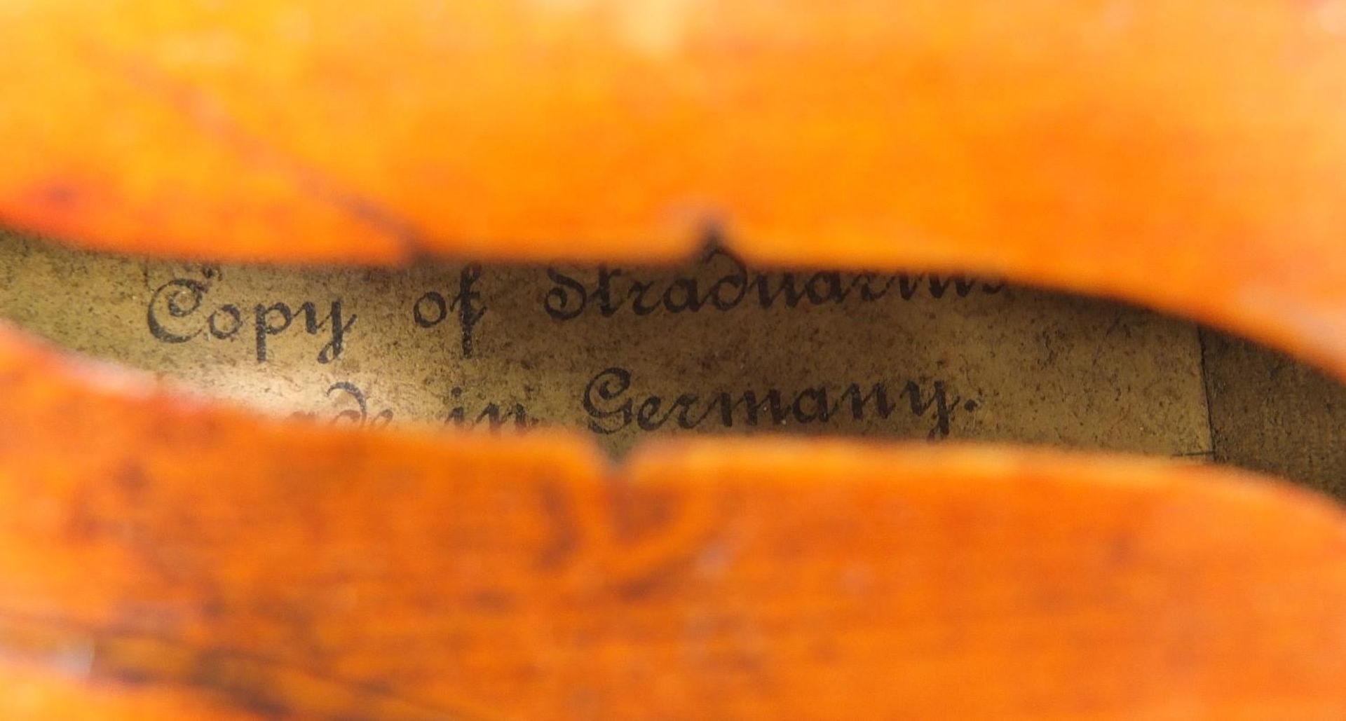 German violin with two piece back, bow and case, the violin bearing a Stradivarius paper label, - Bild 4 aus 6