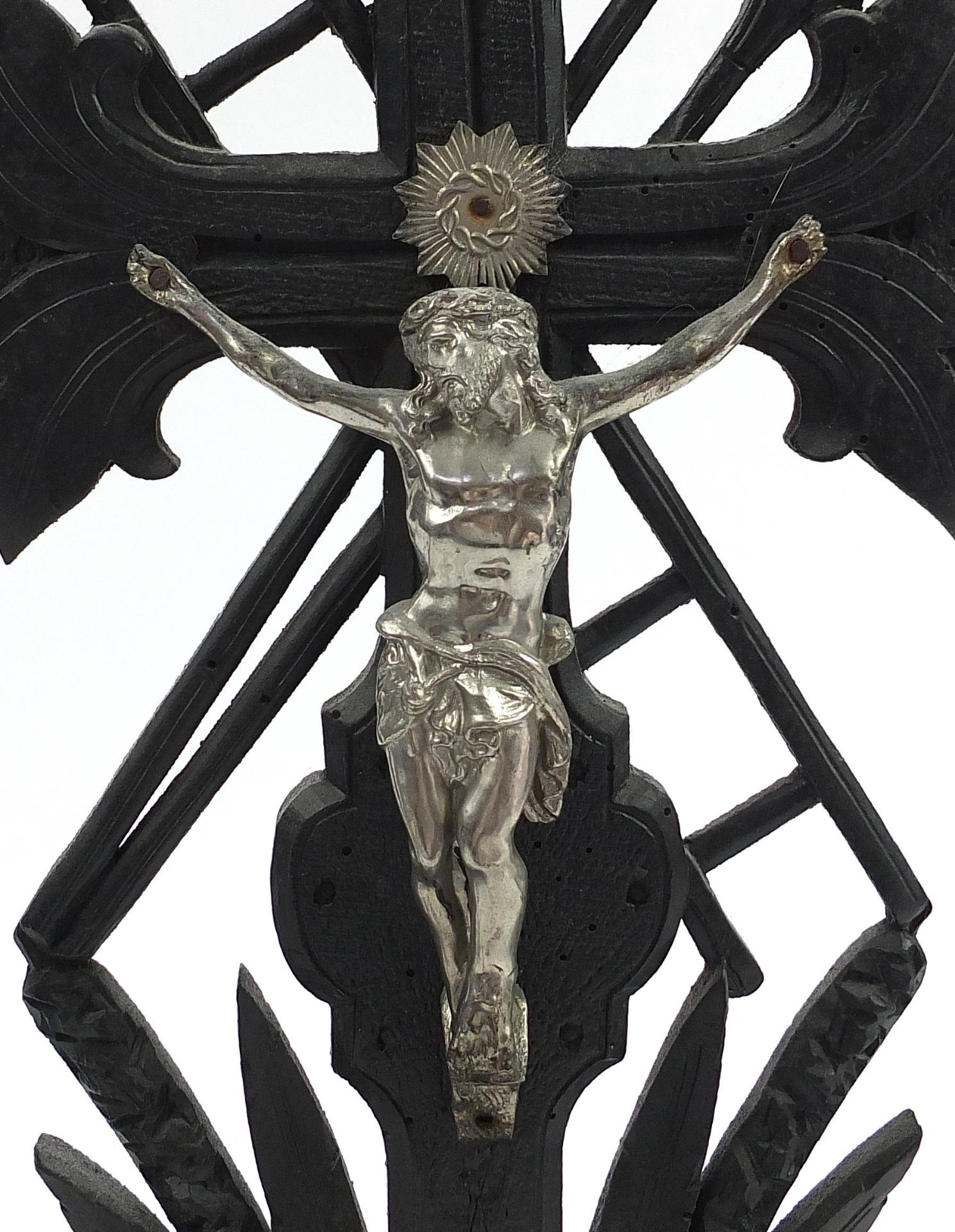 Two religious interest altar crucifixes including a ebonised carved wood example, the largest 54cm - Bild 3 aus 5