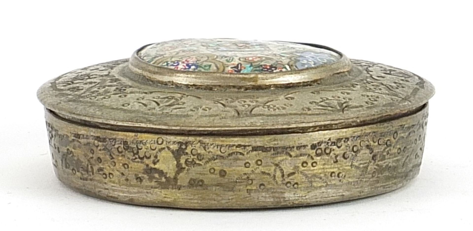 Islamic white metal box and cover and a porcelain dish with white metal overlay, the largest 9.5cm - Bild 2 aus 4