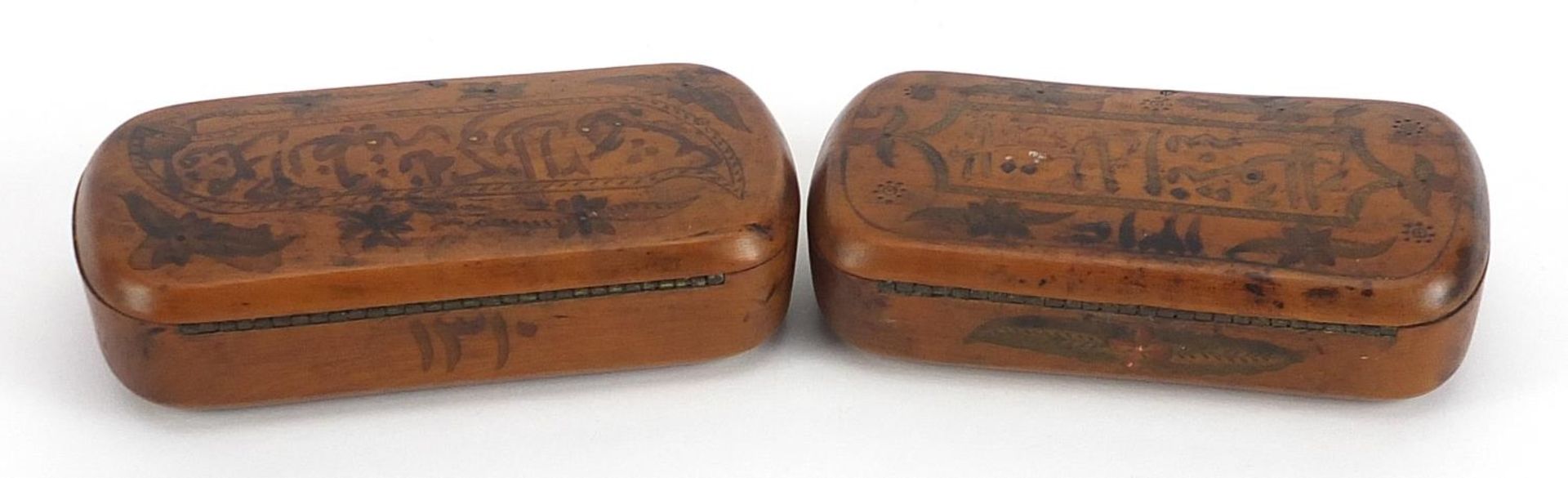Pair of Islamic treen snuff boxes with calligraphy and flowers, each 11cm wide - Bild 4 aus 5