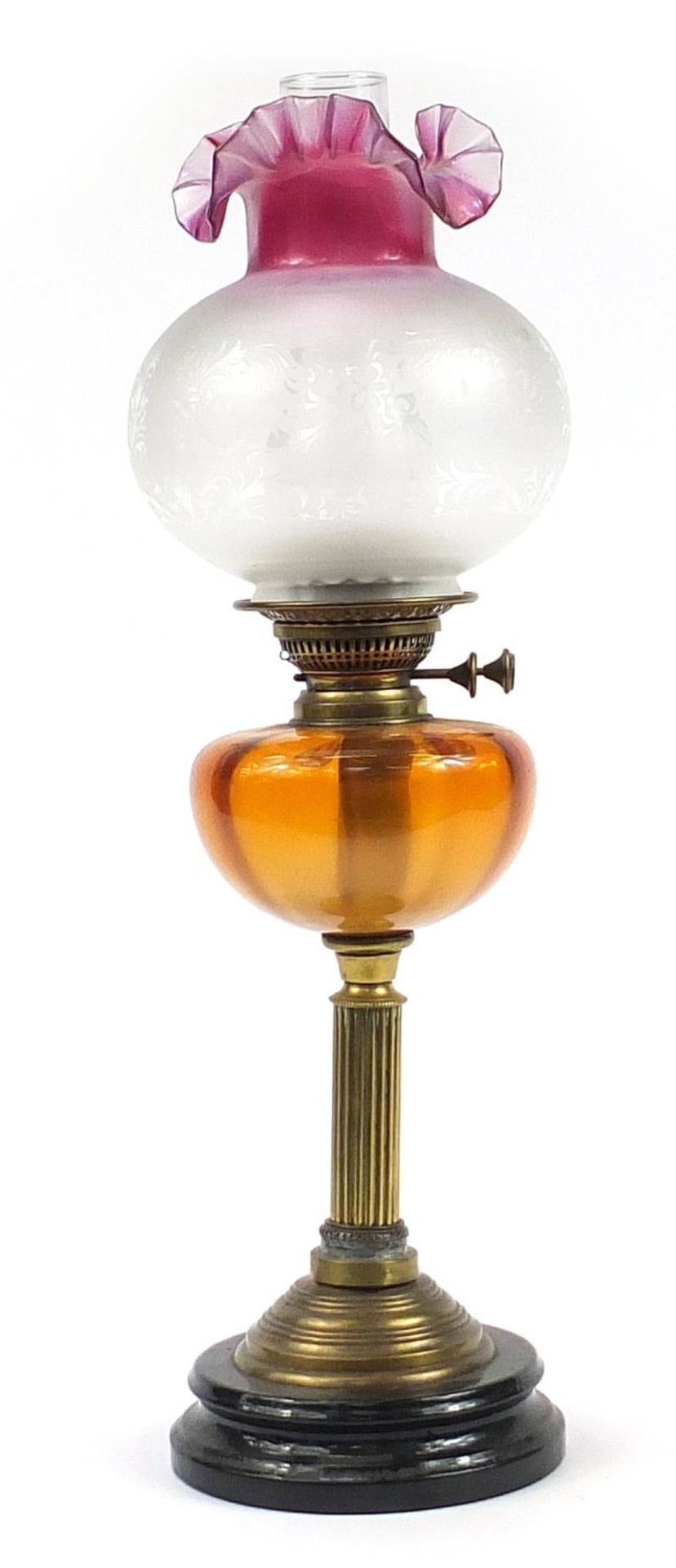 Victorian brass oil lamp with amber glass reservoir and cranberry glass shade, 63cm high - Bild 2 aus 4
