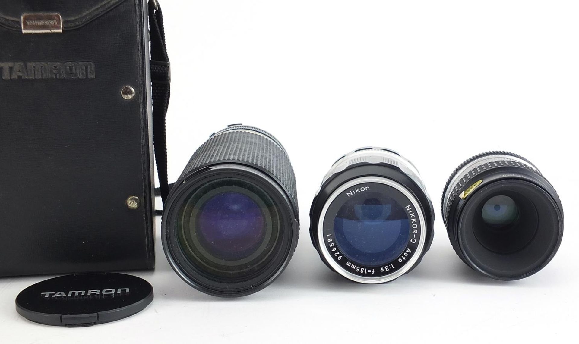 Five camera lenses comprising Tamron 60-300mm with case and four Nikon Nikkor 135mm, 55mm, 55mm - Bild 3 aus 4