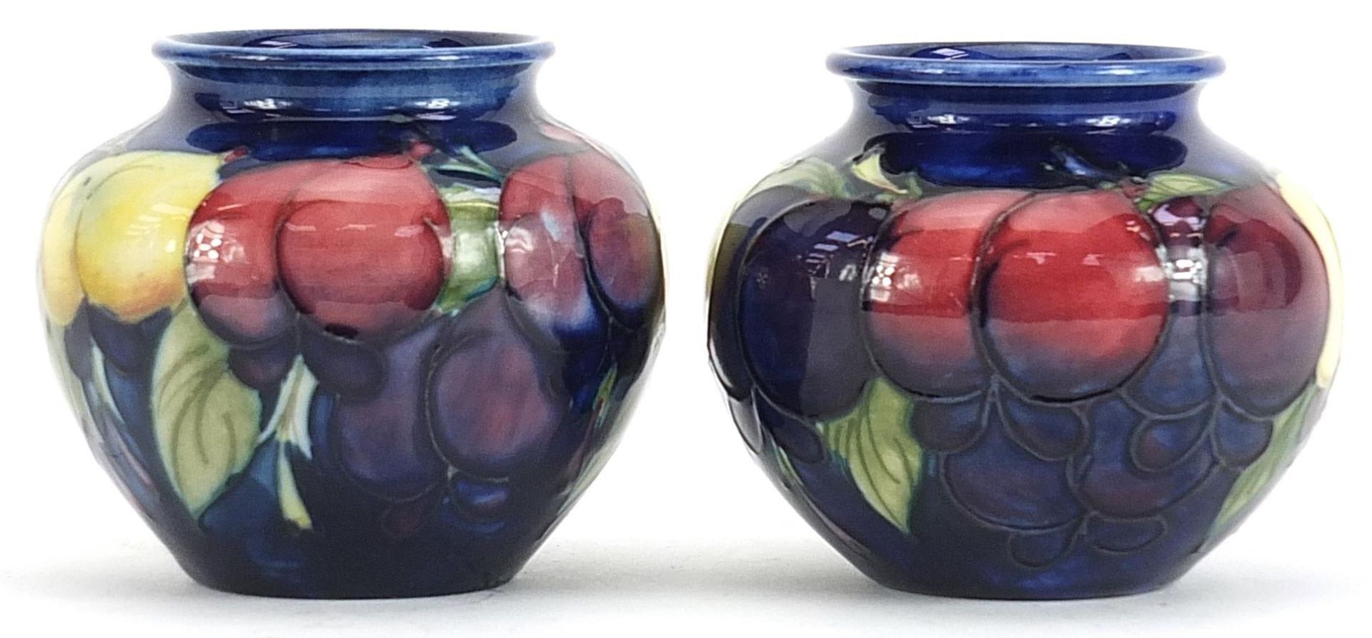 Pair of Moorcroft Pottery vases hand painted with fruits, each 7cm high - Bild 2 aus 4