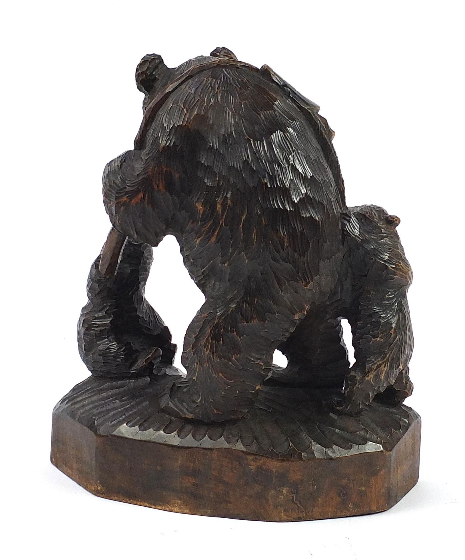Large Black Forest carving of three bears and a fish, 37cm high - Bild 2 aus 3
