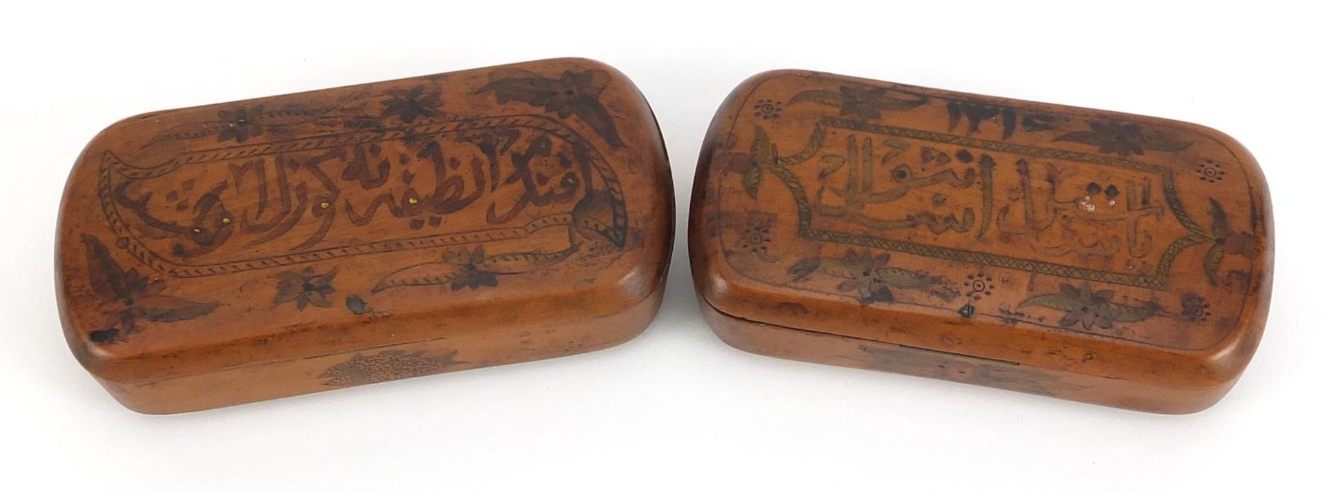 Pair of Islamic treen snuff boxes with calligraphy and flowers, each 11cm wide - Bild 2 aus 5
