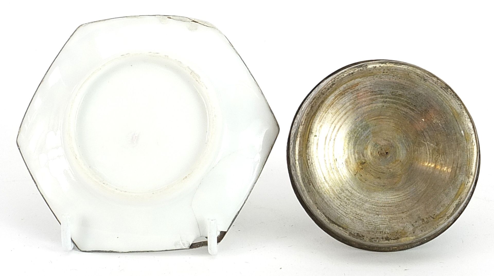 Islamic white metal box and cover and a porcelain dish with white metal overlay, the largest 9.5cm - Bild 4 aus 4