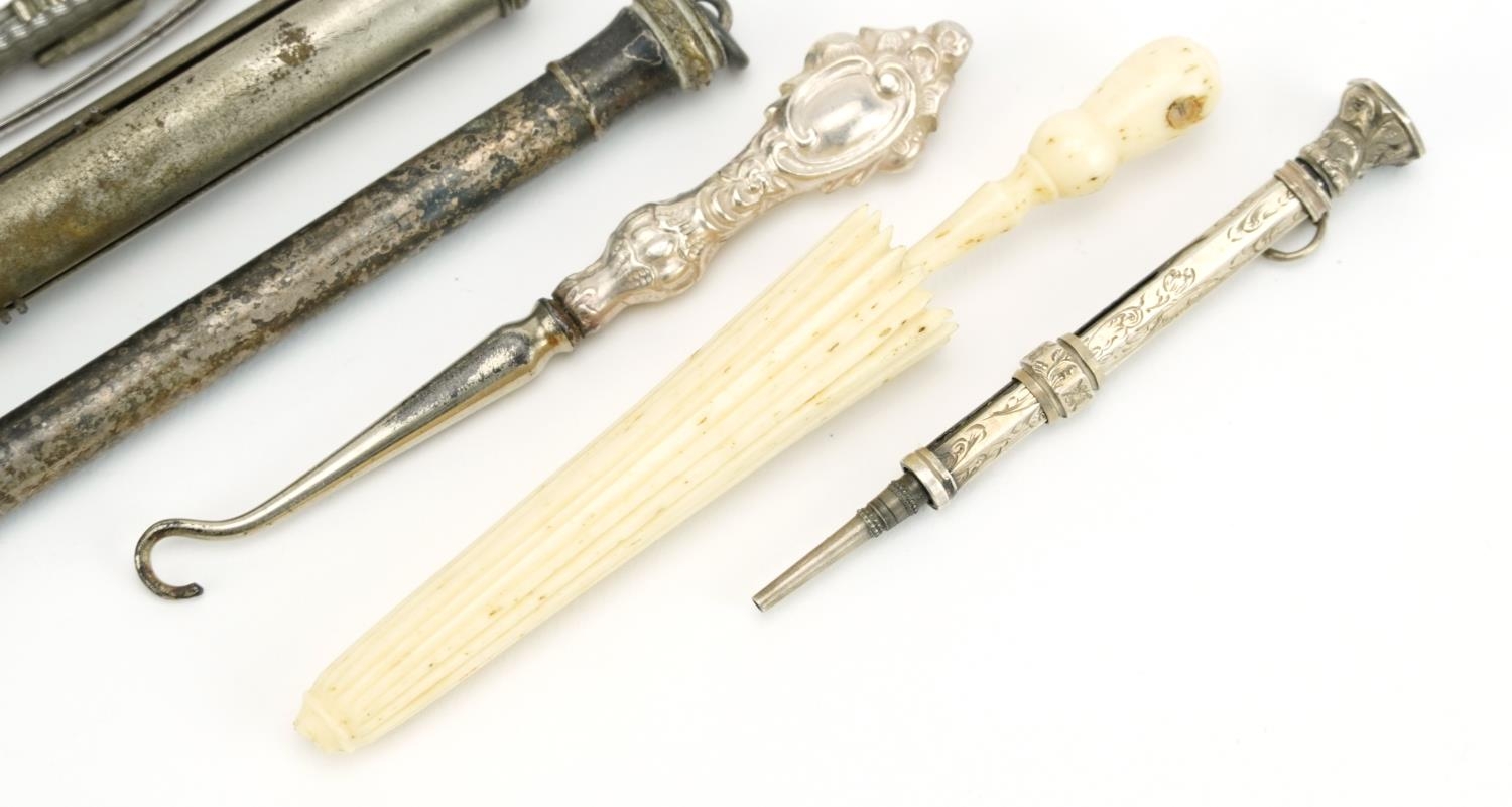 Five antique and later silver and white metal propelling pencils and a bone Stanhope in the form - Bild 3 aus 4