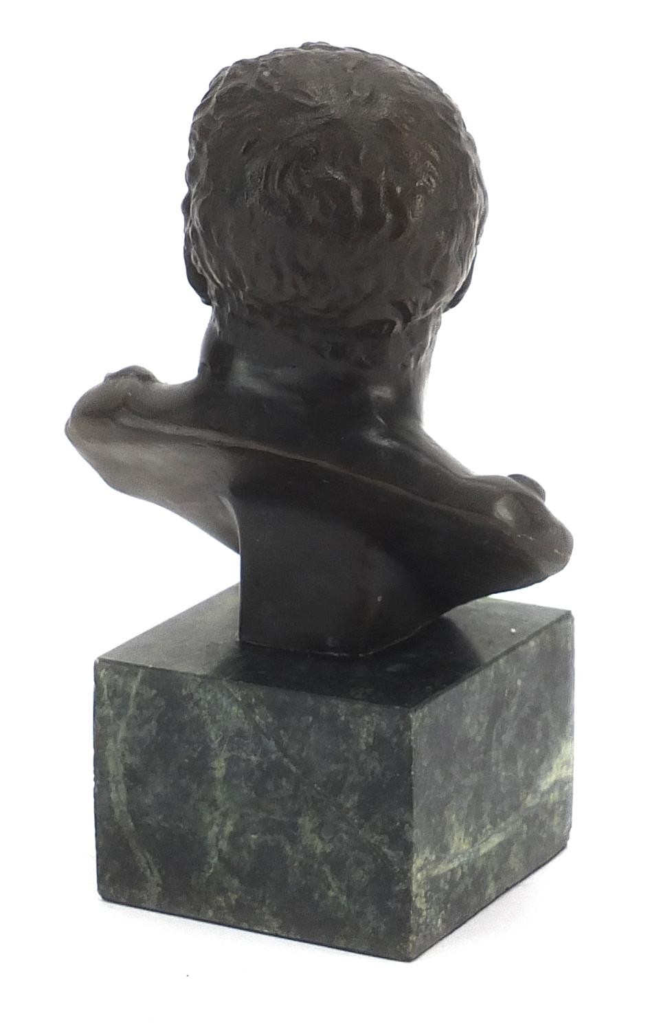 Patinated bronze bust of a Roman Emperor raised on a green marble base, 14cm high - Bild 2 aus 3