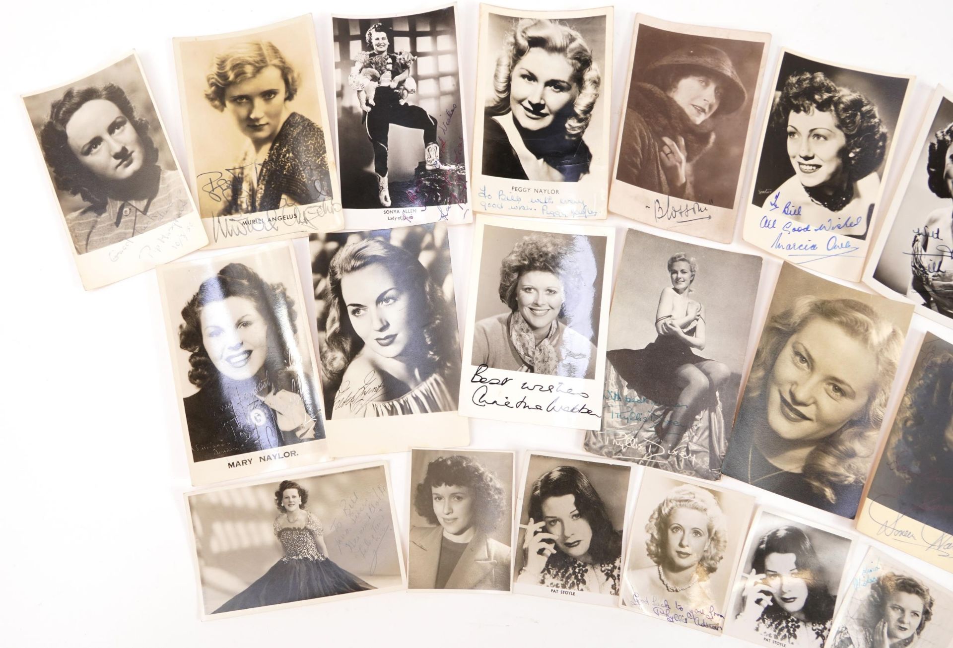 Vintage autographed photographs of female film stars including Blossom, Peggy Naylor, Muriel - Bild 2 aus 8