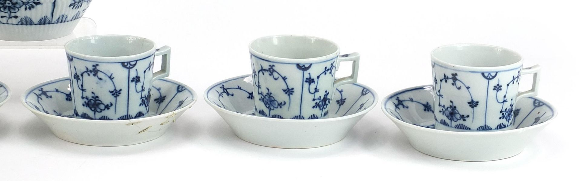 19th century Meissen style continental porcelain six place tea service hand painted with flowers, - Bild 3 aus 4