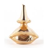 Vintage Salvatore Dali yellow metal Aphrodites lips pendant, 3.2cm high, 28.5g