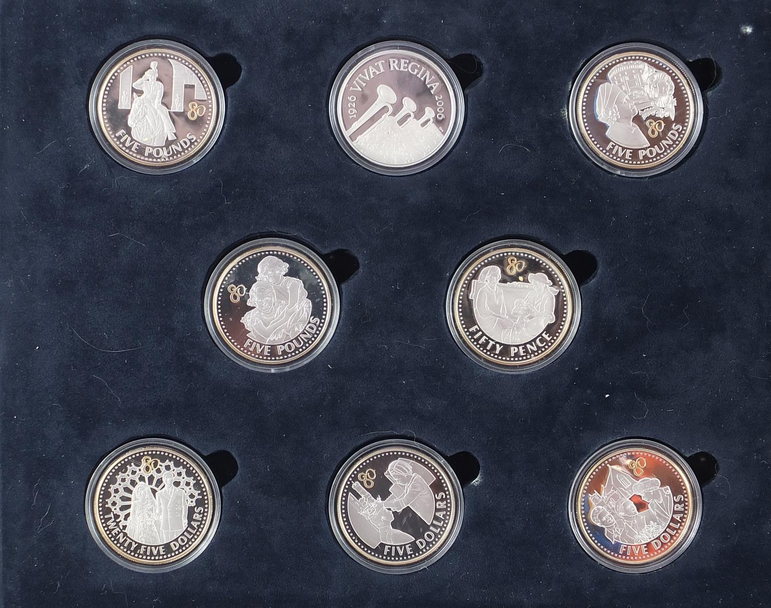 Seventeen silver proof coins by The Royal Mint commemorating the Queen's 80th birthday, arranged - Bild 3 aus 5