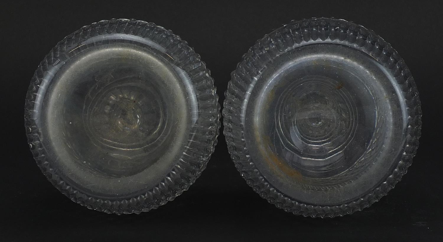 Pair of 18th century Irish cut glass decanters with stoppers, each 23.5cm high - Bild 3 aus 3