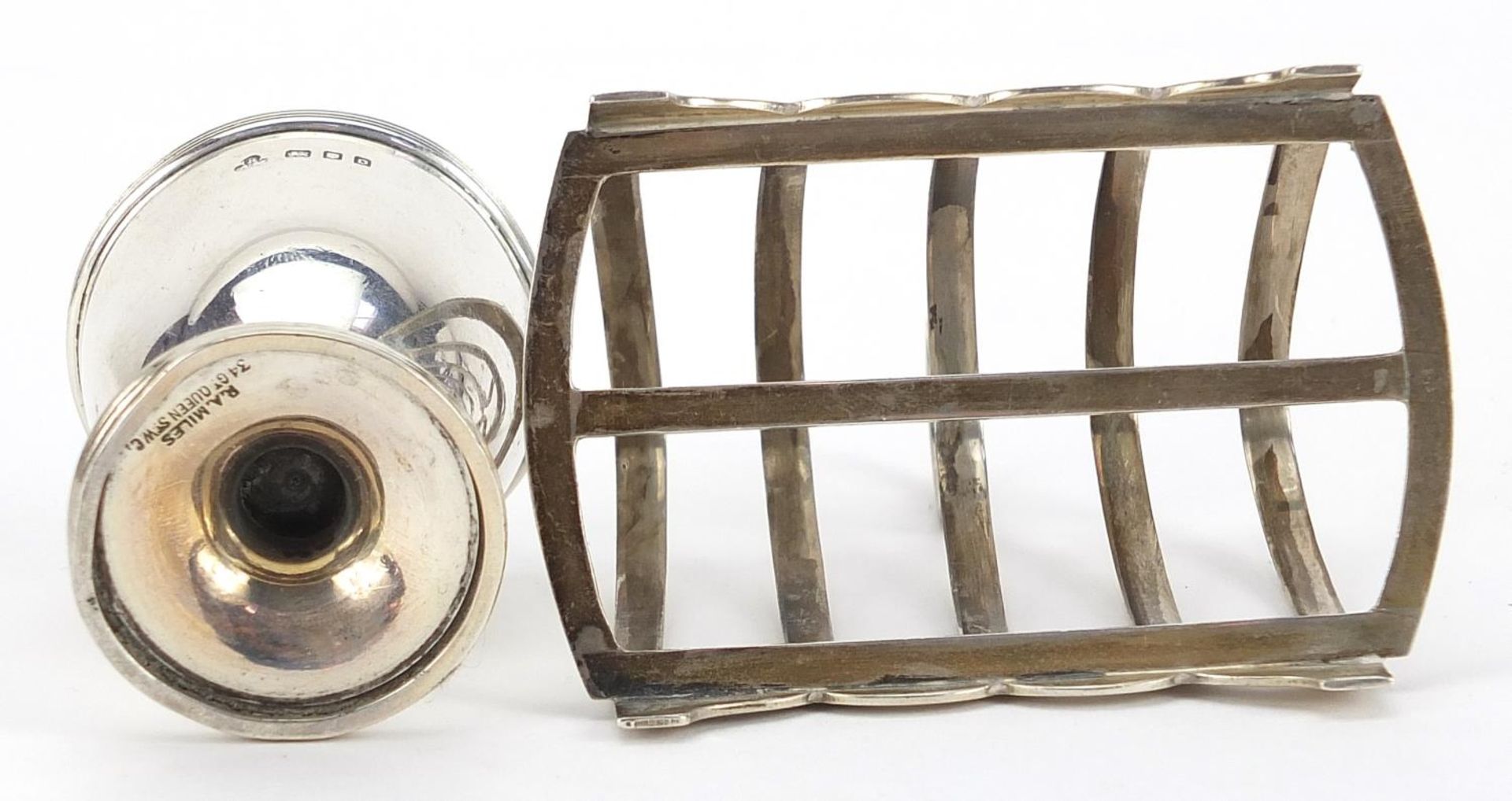 Silver four slice toast rack and silver eggcup, the largest 8.5cm wide, total 122.4g - Image 5 of 5