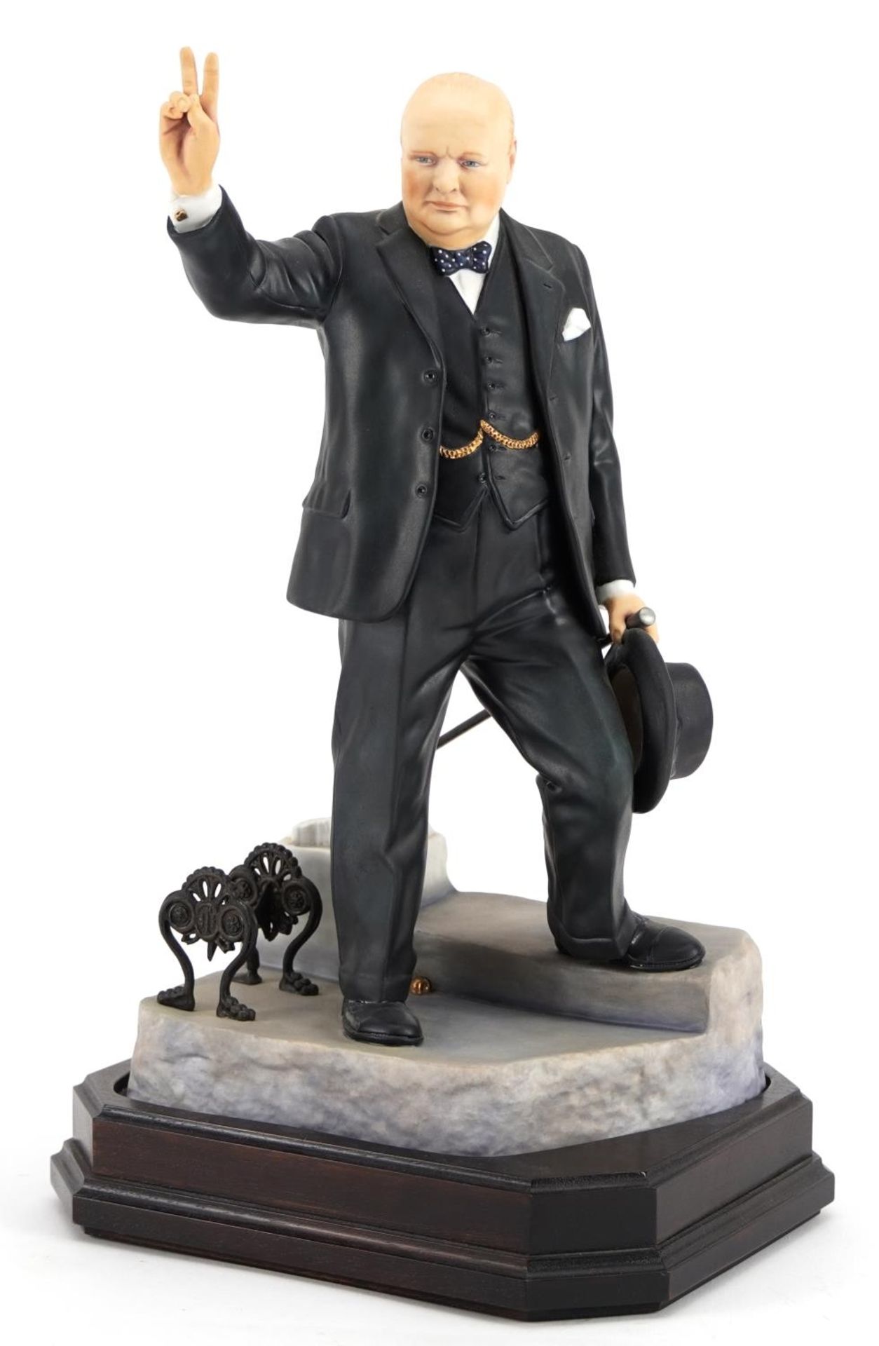 Ashmore for Worcester porcelain commemorative figure of Sir Winston Churchill raised on a wooden - Bild 2 aus 6