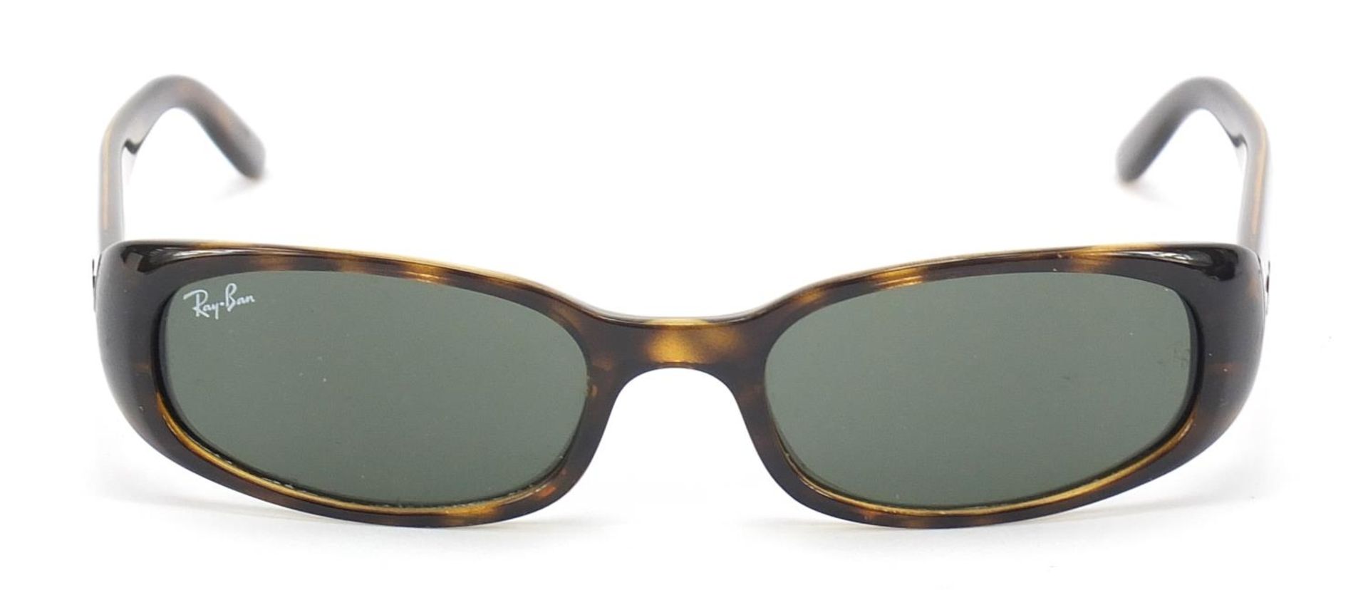 Cased pair of Ray-Ban tortoiseshell design sunglasses with cleaning cloth - Image 6 of 8