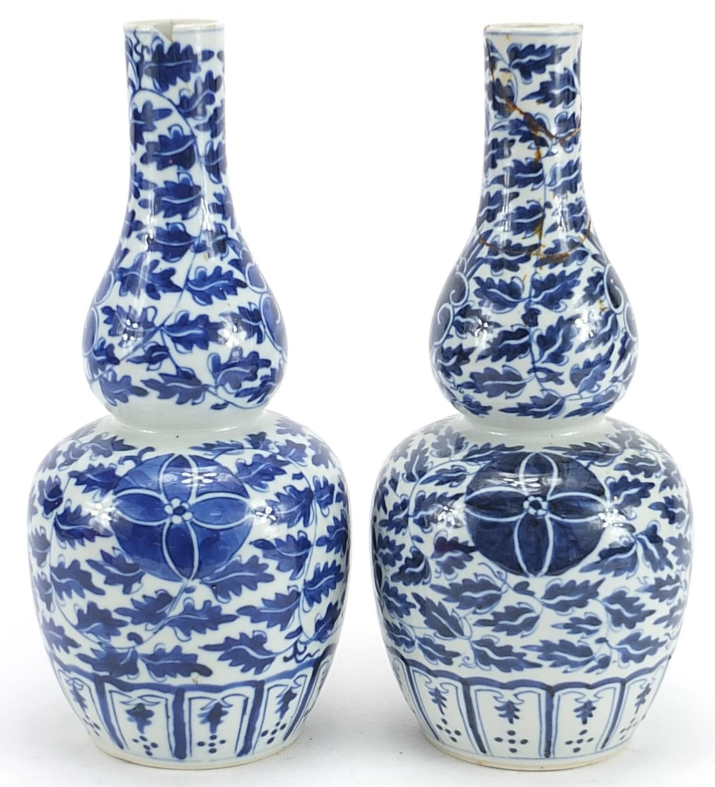 Pair of Chinese blue and white porcelain vases hand painted with flowers, four figure character - Bild 2 aus 3