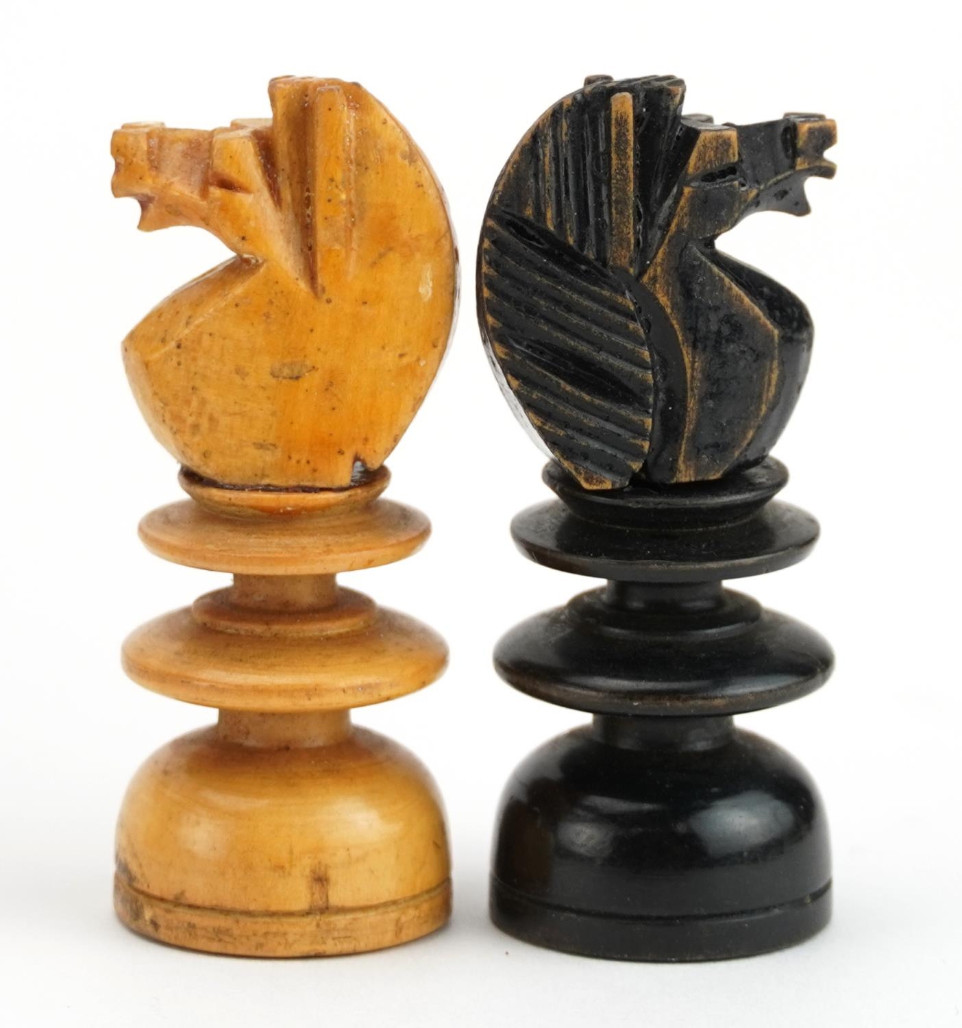 Turned boxwood and ebonised chess set, the largest piece 7.4cm high - Image 5 of 6