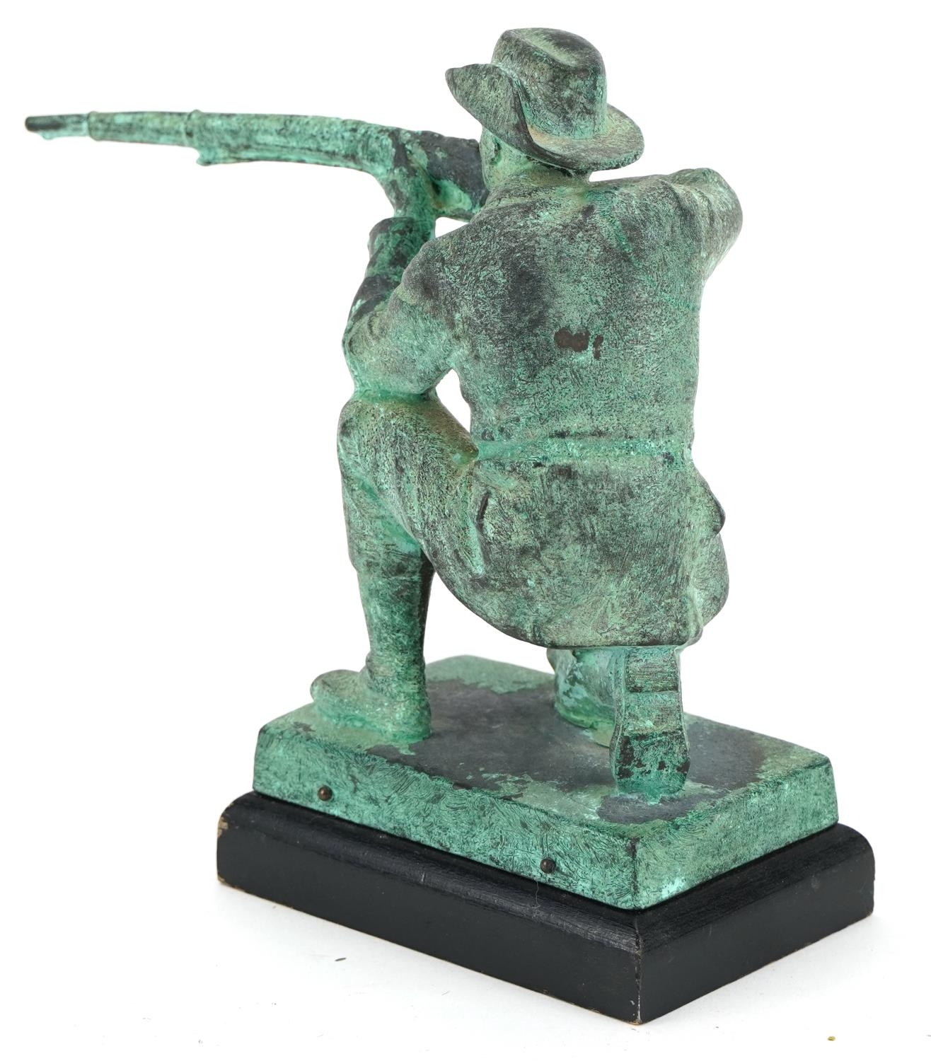 Verdigris patinated metal statue of a hunter holding a shotgun, 15cm high - Bild 2 aus 3