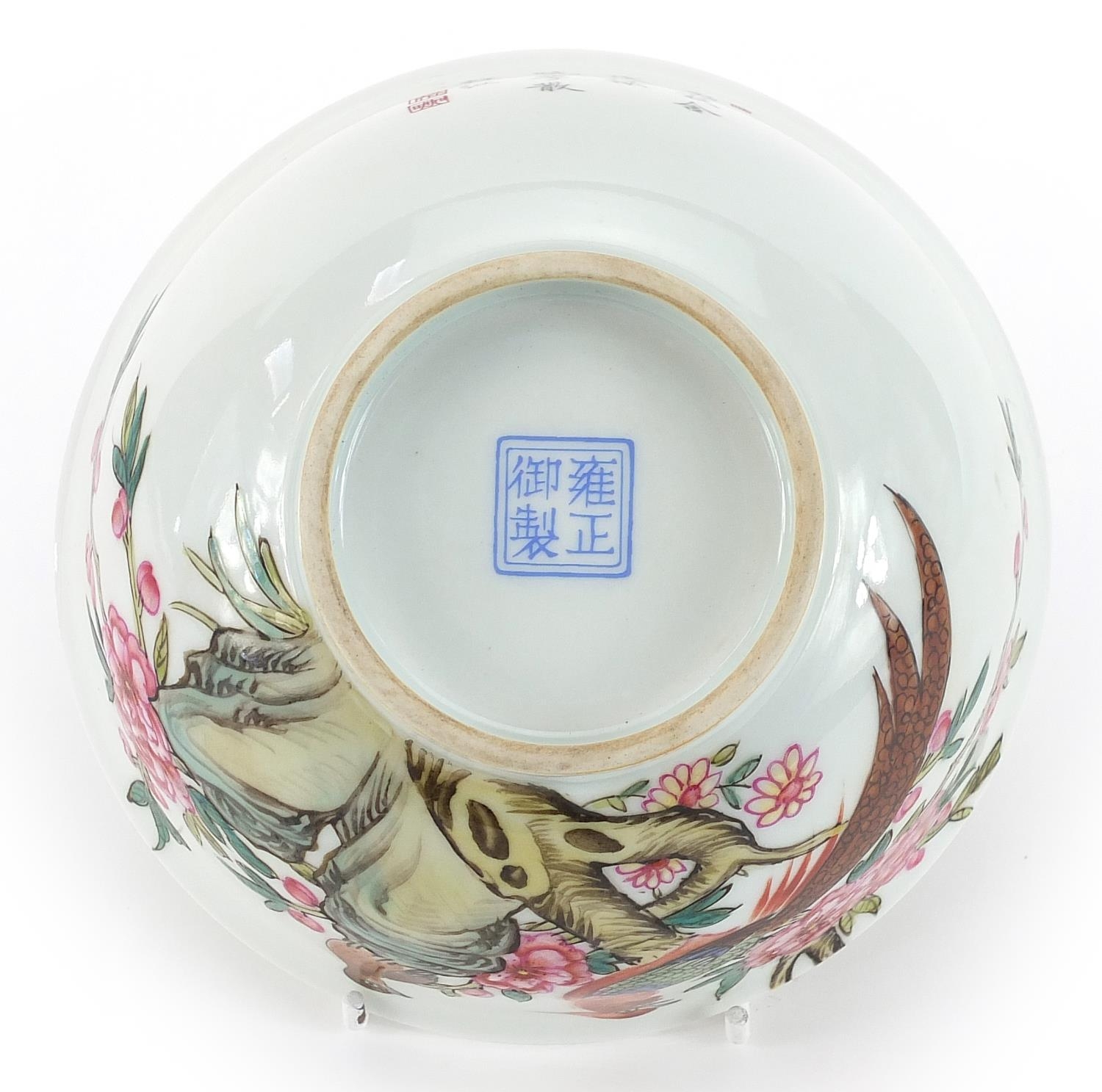 Chinese porcelain bowl hand painted in the famille rose palette with birds amongst flowers, four - Bild 4 aus 4