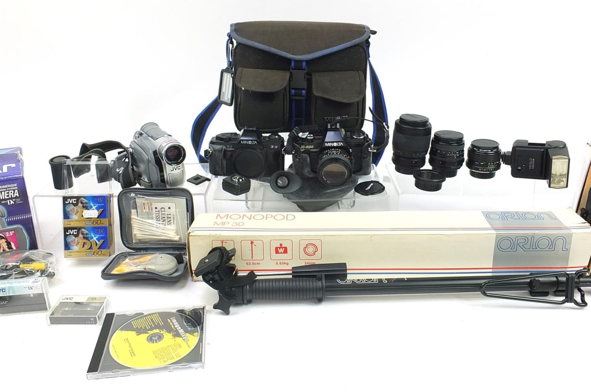 Vintage and later cameras, lenses and accessories including Minolta X-9, Minolta X-300 and Canon - Image 3 of 4