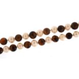 Tiger's eye and cultured pearl necklace, 120cm in length, 112.2g