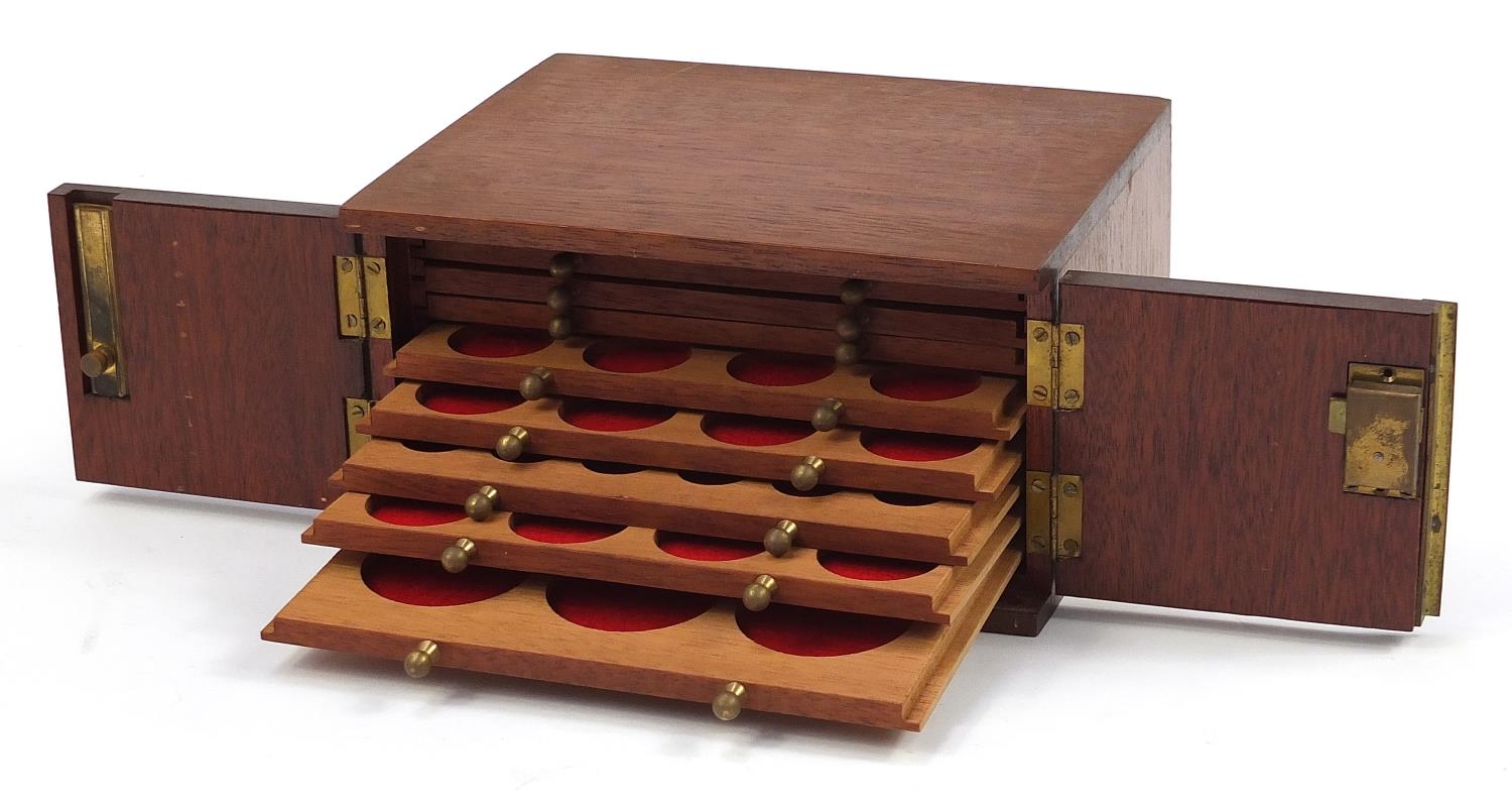 Mahogany eight drawer coin collector's chest, 11cm H x 21cm W x 17cm D - Bild 2 aus 5