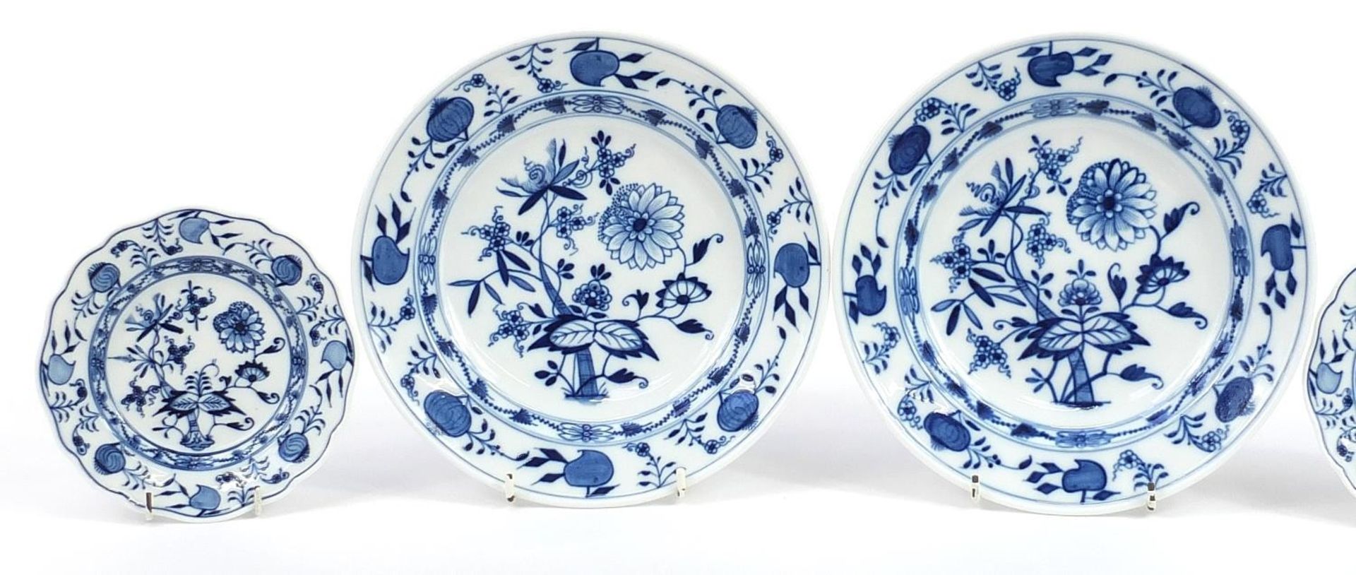Meissen, German blue and white porcelain comprising two plates and three side plates, each hand - Bild 2 aus 5