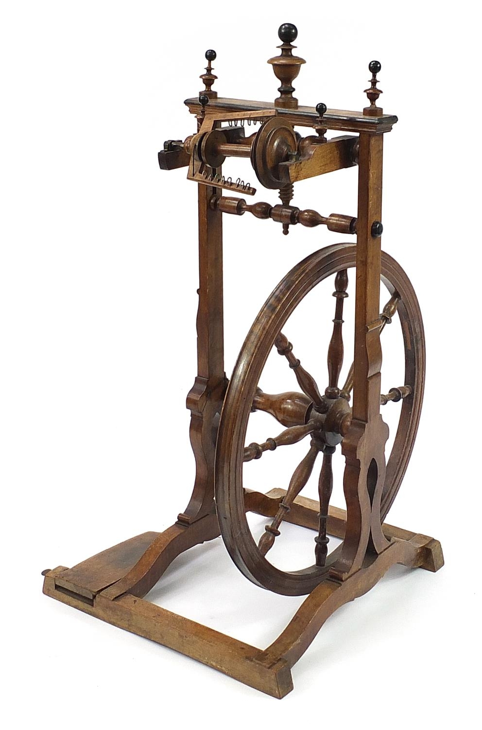 19th century wooden spinning wheel, 87cm high