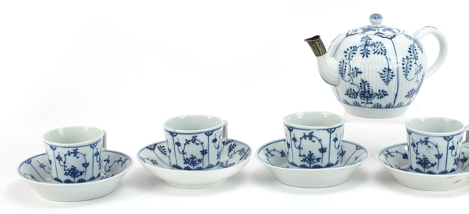19th century Meissen style continental porcelain six place tea service hand painted with flowers, - Bild 2 aus 4