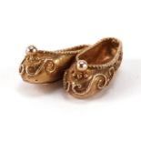 9ct gold pair of slippers charm, 2.5cm in length, 4.5g