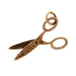 9ct gold opening pair of scissors charm, 2.5cm high, 1.5g