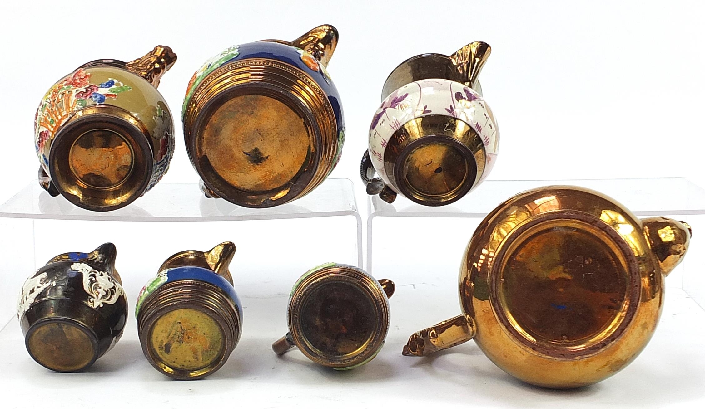 Six Victorian copper lustre pottery jugs and teapot, each decorated in relief with a girl with a cat - Bild 4 aus 4